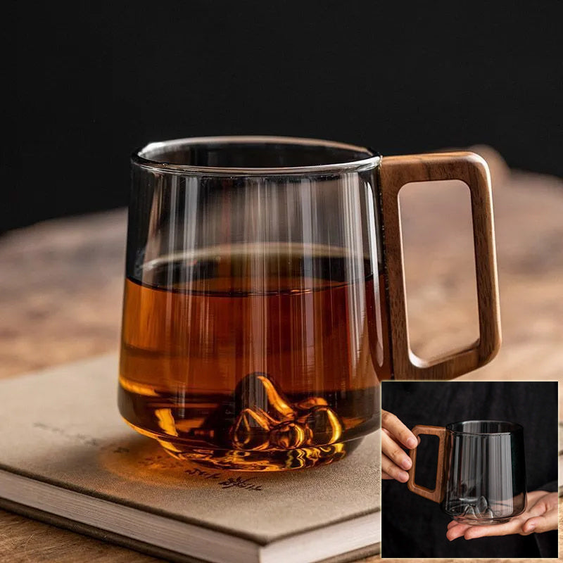 Taza de vidrio con mango de madera