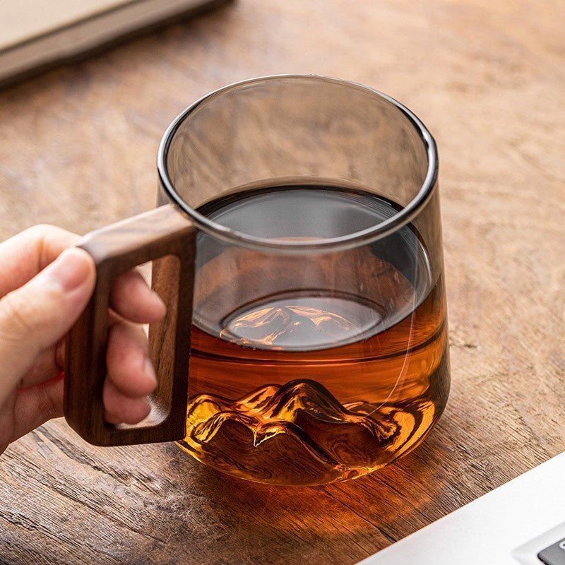 Taza de vidrio con mango de madera