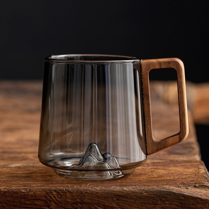 Taza de vidrio con mango de madera