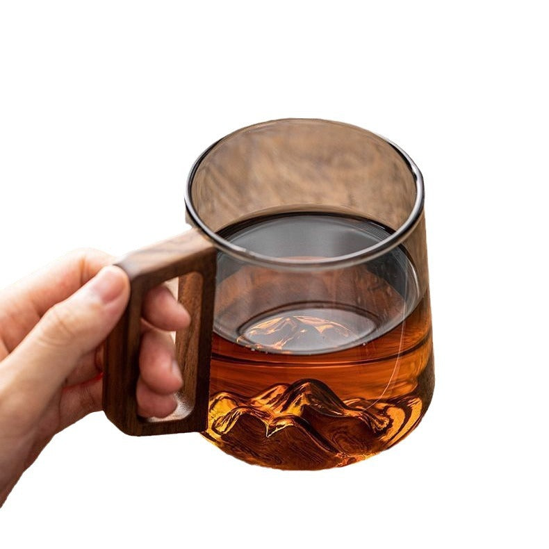 Taza de vidrio con mango de madera