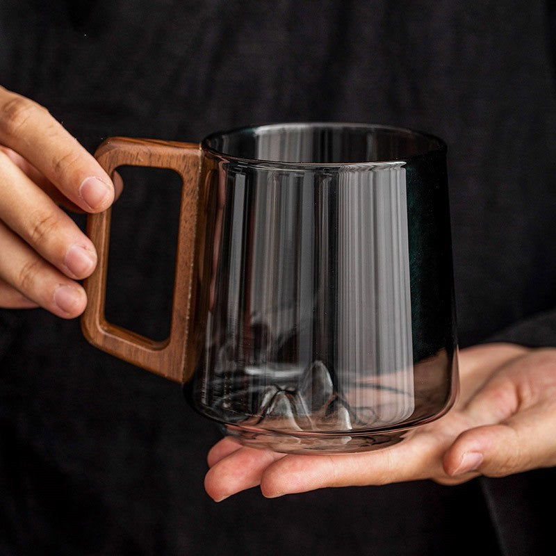 Taza de vidrio con mango de madera